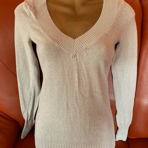 Beautiful sweater - Picture 1 of 6